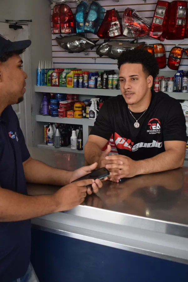 Asesor de Repuestos Carmelo atendiendo una consulta en el mostrador