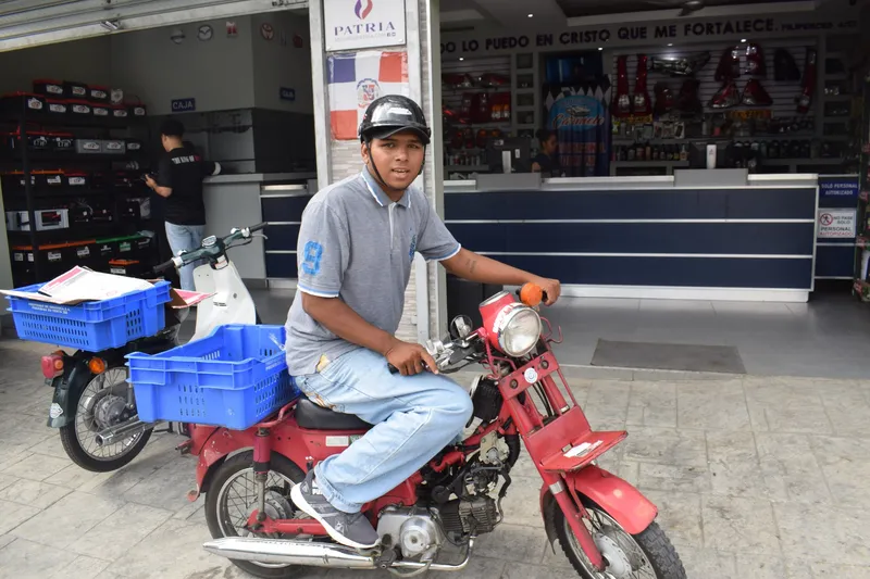 Repartidor de Repuestos Carmelo saliendo en moto con el pedido
