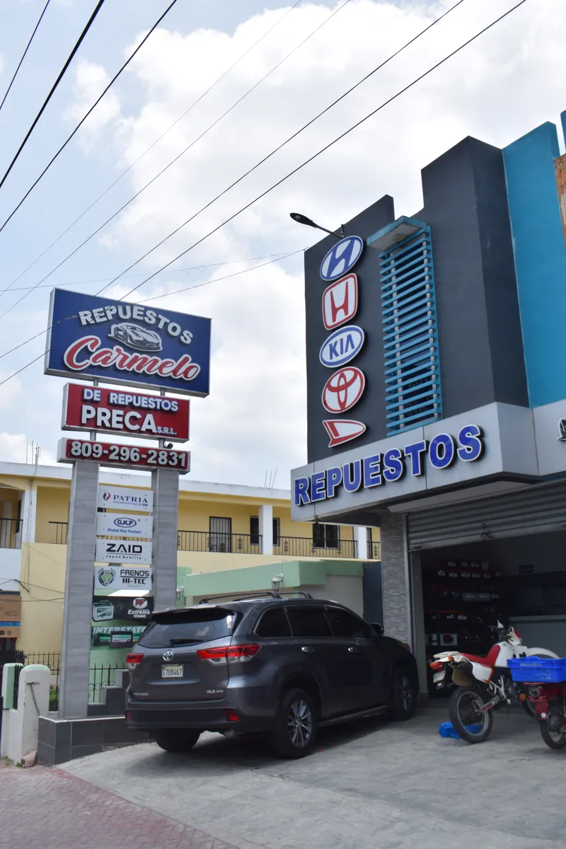Fachada de Repuestos Carmelo con el rótulo y el edificio