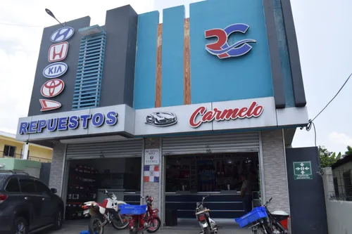 Vista del edificio de Repuestos Carmelo con los logos de las marcas atendidas