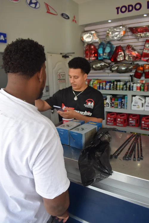 Asesor de Repuestos Carmelo atendiendo a un cliente en el mostrador