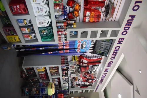 Interior del local de Repuestos Carmelo